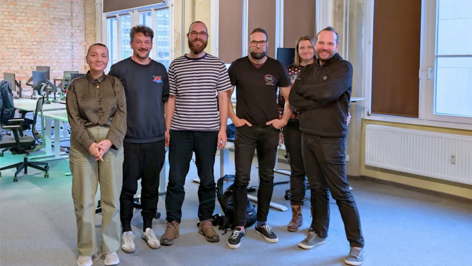 Entwicklungsteam des AI Coding Bootcamps in einem ostec Arbeitsraum