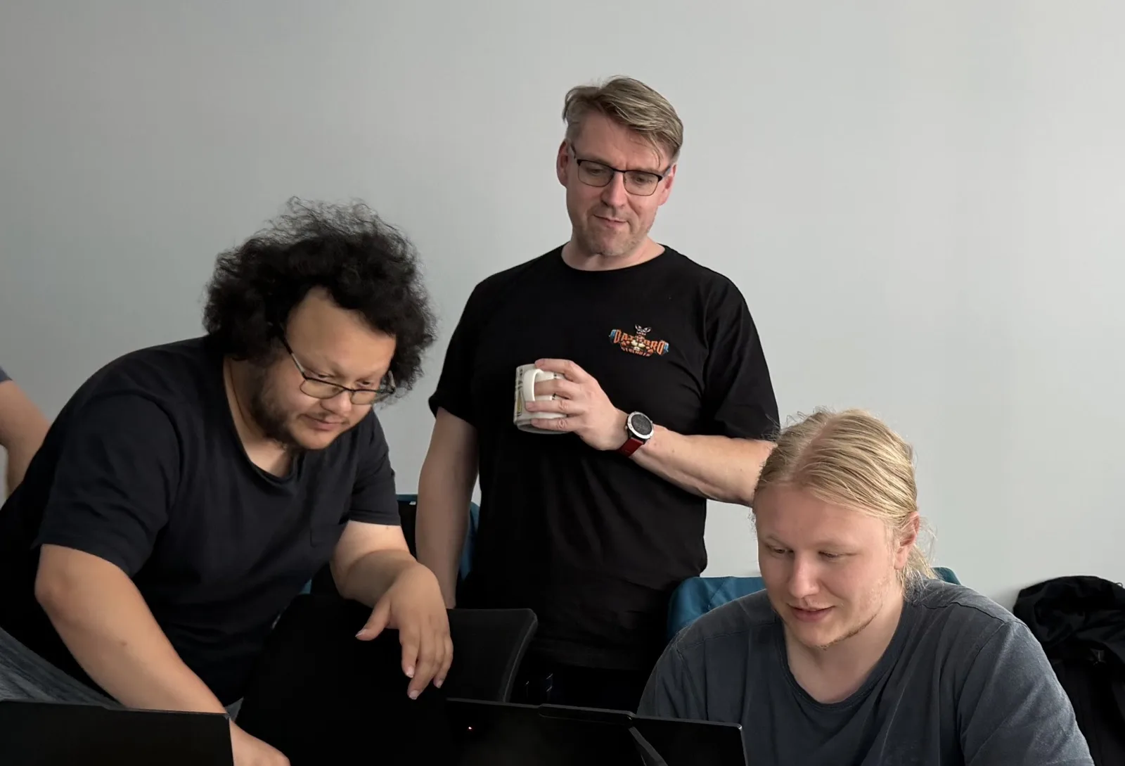 Entwicklungsteam arbeitet im AI Coding Bootcamp gemeinsam an Laptops