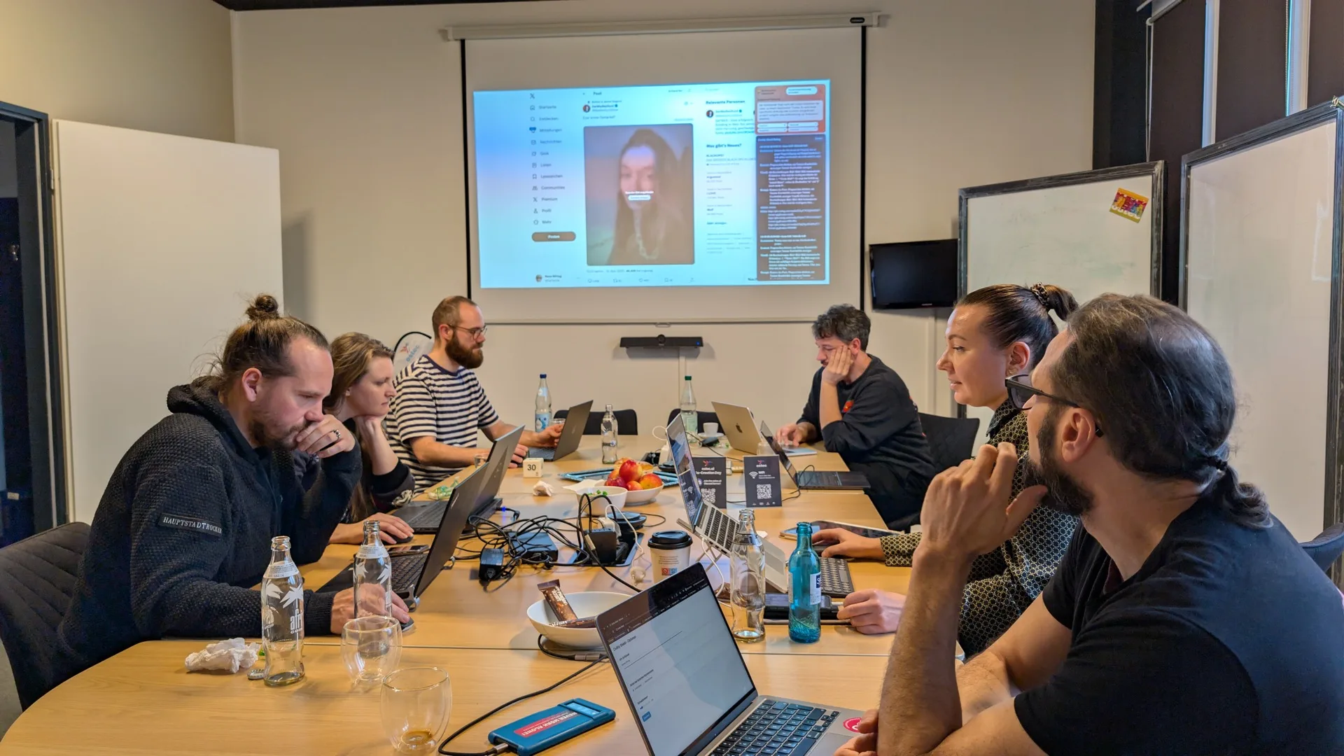Teilnehmende arbeiten im AI Co-Creation Day gemeinsam an einem Use Case