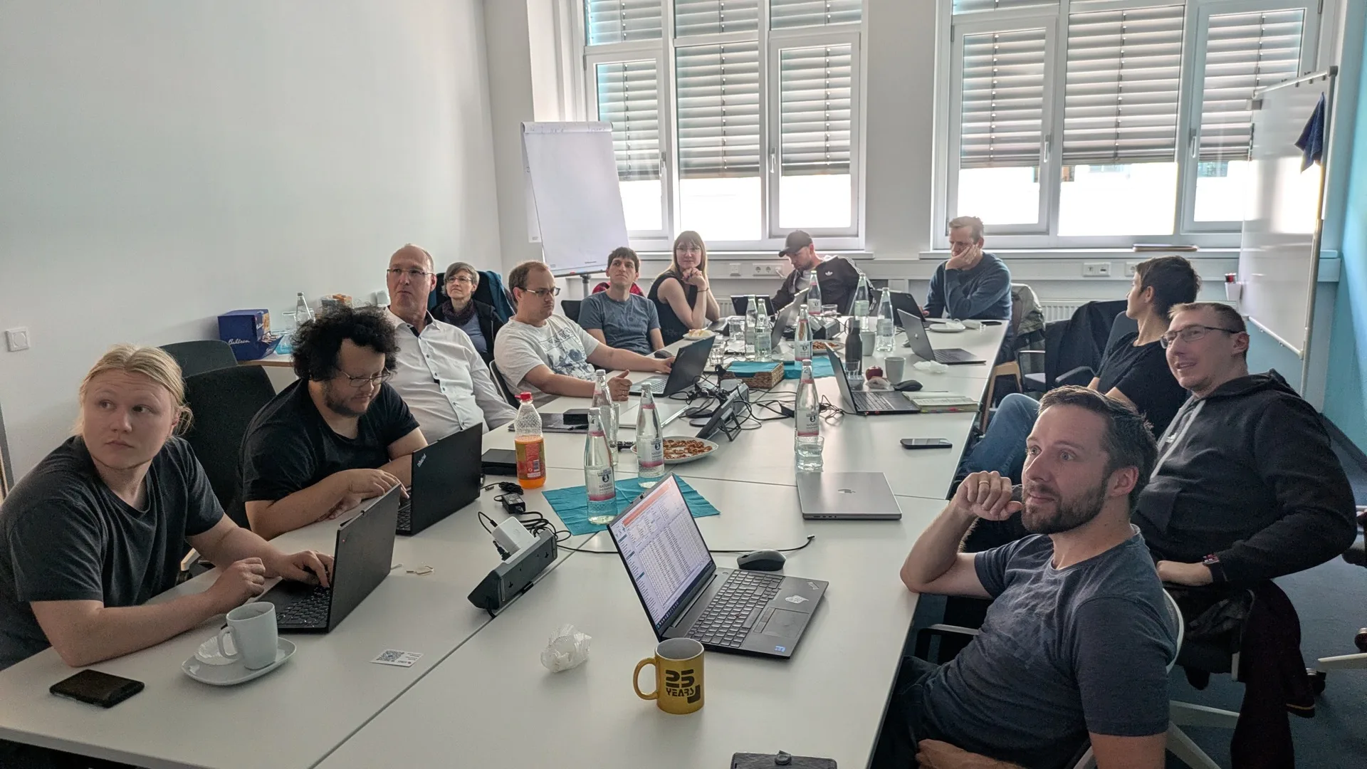 Workshopraum mit Teilnehmenden und Laptops